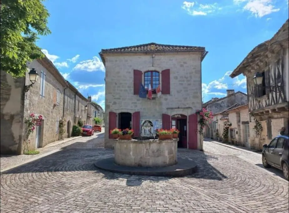 Maison Dans La Magnifique Village De Montjoi