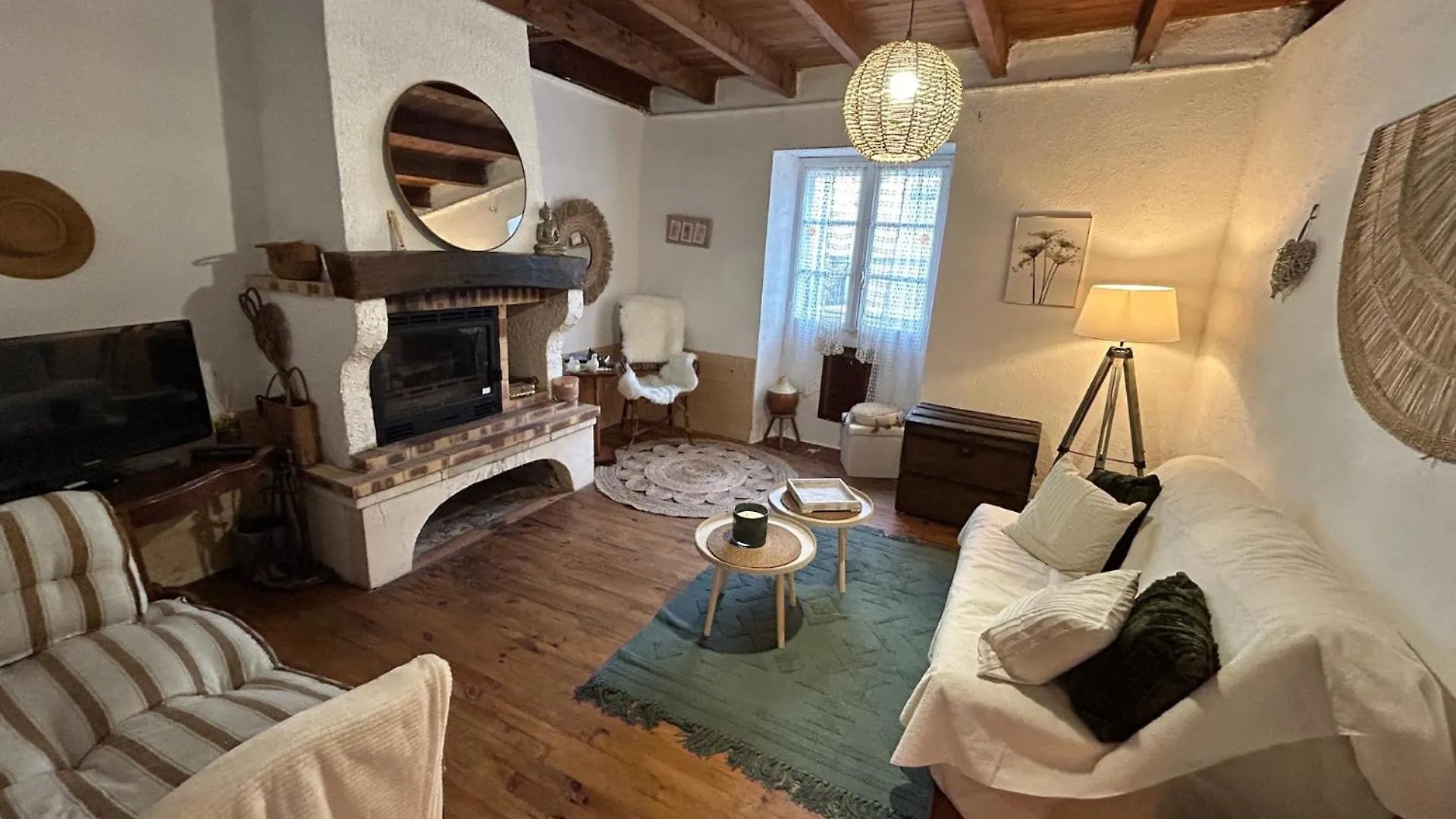 Maison Dans La Magnifique Village De Montjoi 0*,