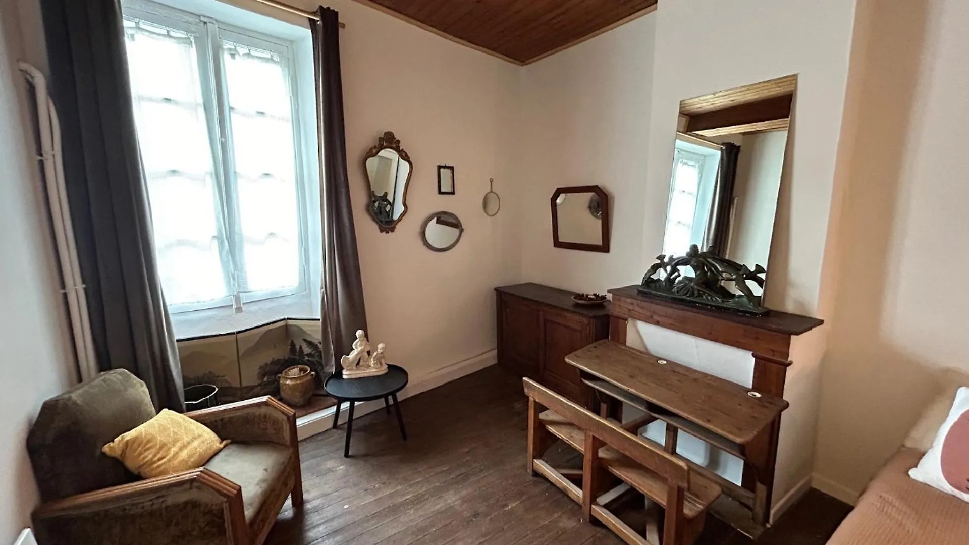 Maison Dans La Magnifique Village De Montjoi France