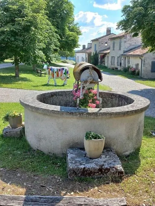 Maison Dans La Magnifique Village De Montjoi