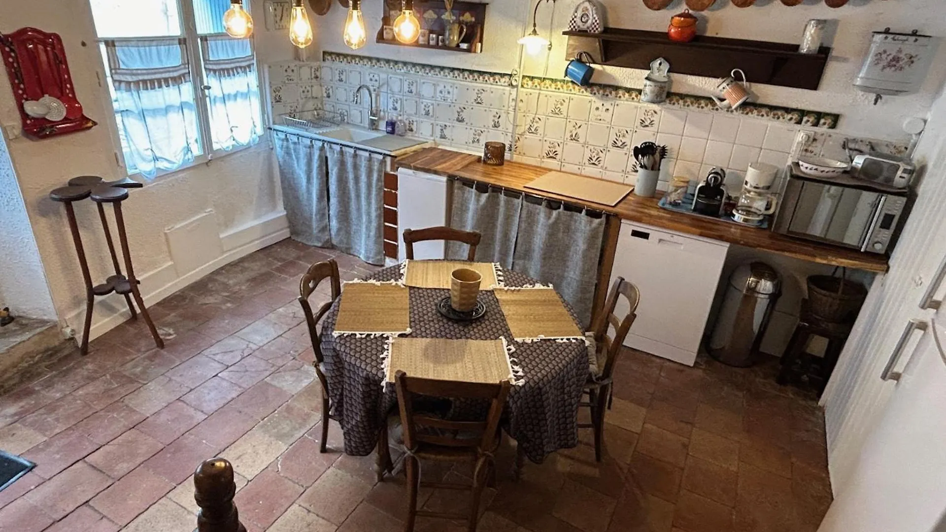 Maison Dans La Magnifique Village De Montjoi